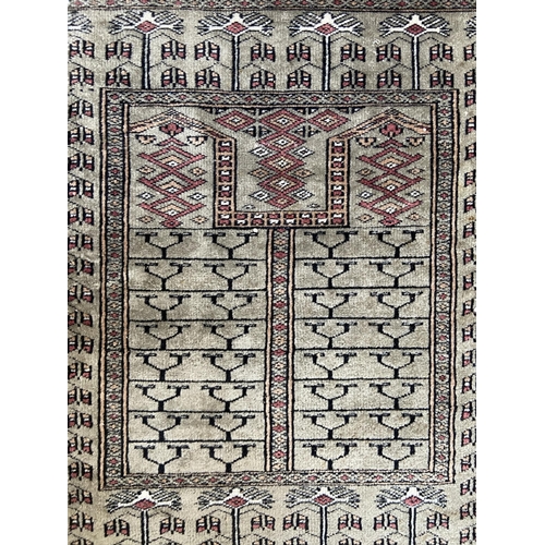 102 - A 20th century machine woven rug - approx. 145cm x 75cm