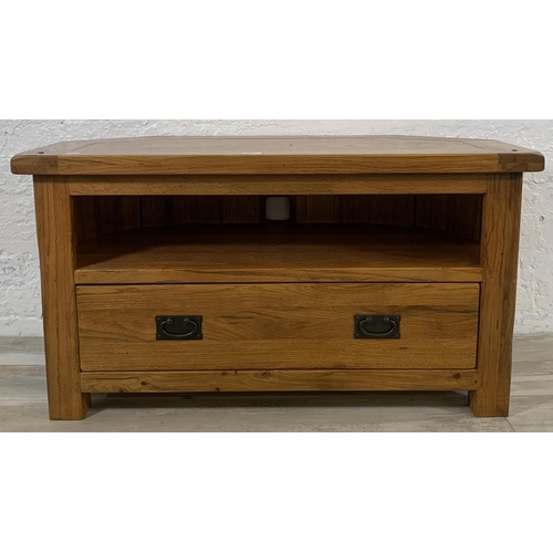 204 - A modern oak TV stand - approx. 56cm high x 102cm wide x 51cm deep