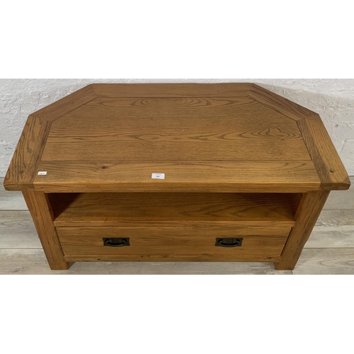 204 - A modern oak TV stand - approx. 56cm high x 102cm wide x 51cm deep