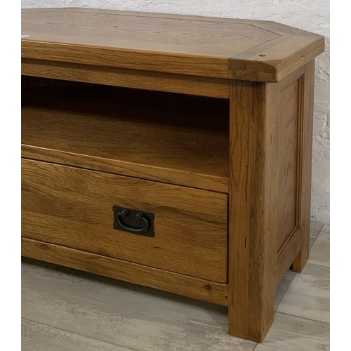 204 - A modern oak TV stand - approx. 56cm high x 102cm wide x 51cm deep