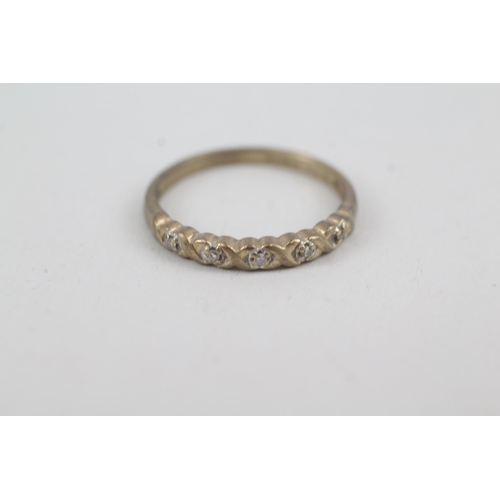 2052 - A 9ct gold diamond half eternity ring - approx. gross weight 1.6g