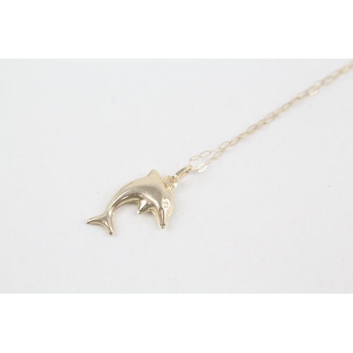 2056 - A 9ct gold dolphin pendant necklace - approx. gross weight 0.7g