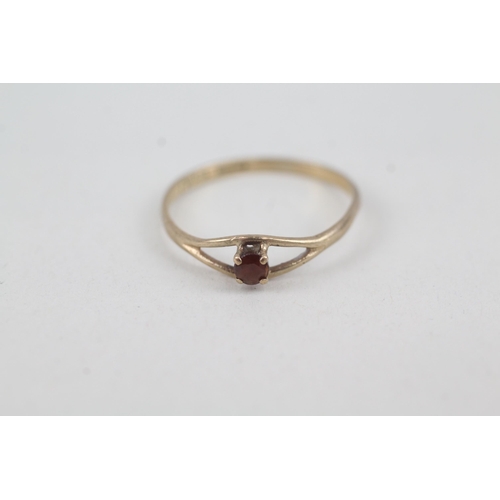 2067 - A 9ct gold garnet ring with split shoulders - approx. gross weight 0.9g