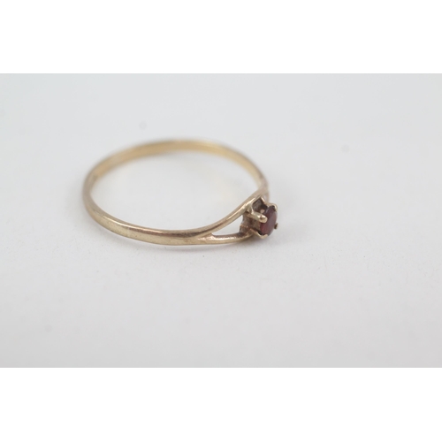 2067 - A 9ct gold garnet ring with split shoulders - approx. gross weight 0.9g