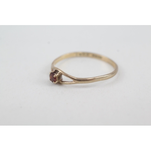 2067 - A 9ct gold garnet ring with split shoulders - approx. gross weight 0.9g