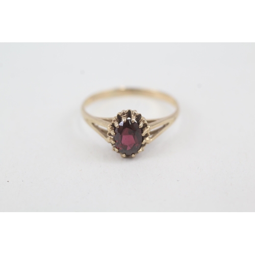 2068 - A 9ct gold purple garnet dress ring - approx. gross weight 1.6g