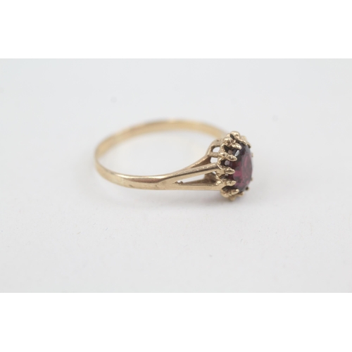 2068 - A 9ct gold purple garnet dress ring - approx. gross weight 1.6g