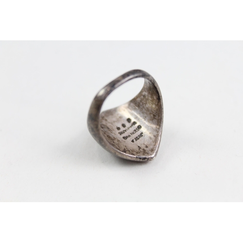 2086 - Two pieces of Scandinavian sterling silver jewellery, one pair of earrings and one ring - approx. gr... 