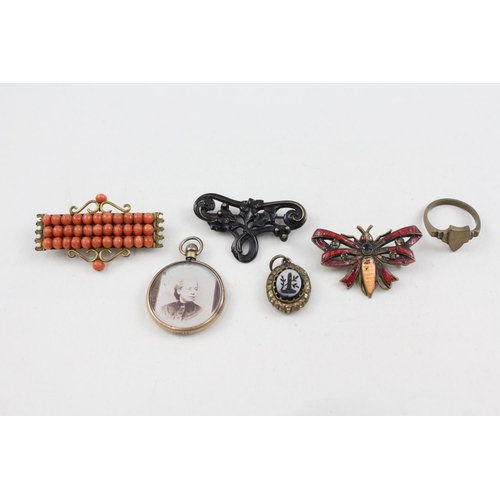 2102 - Six pieces of antique jewellery to include coral set brooch, mourning locket etc.