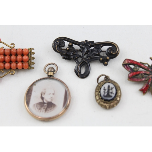 2102 - Six pieces of antique jewellery to include coral set brooch, mourning locket etc.