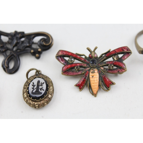 2102 - Six pieces of antique jewellery to include coral set brooch, mourning locket etc.