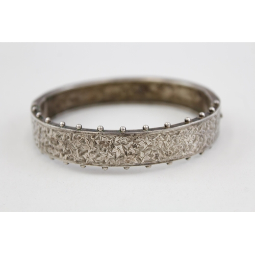 2106 - A Victorian .925 sterling silver floral etched bangle - approx. gross weight 28g