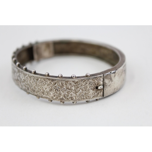 2106 - A Victorian .925 sterling silver floral etched bangle - approx. gross weight 28g