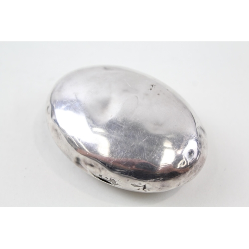 2205 - An Edwardian hallmarked sterling silver oval snuff box - approx. gross weight 52g