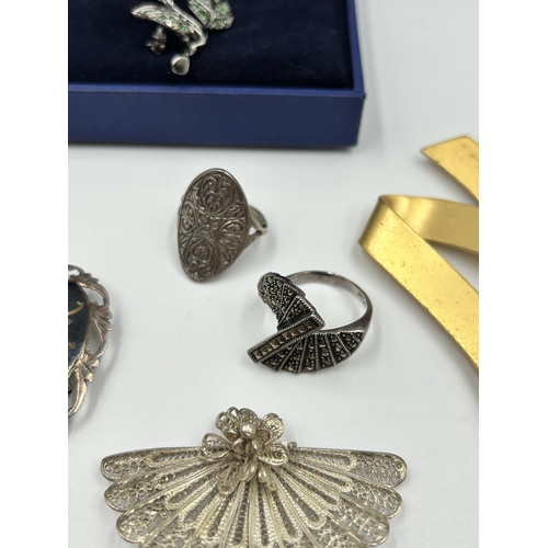 2107 - A collection of jewellery to include Siam sterling silver brooch, two silver dress rings, Thomas Sab... 