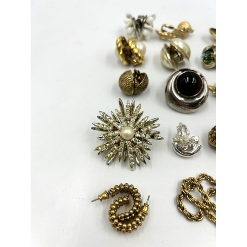 2112 - A collection of earrings