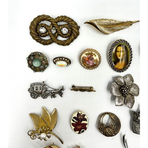 2113 - A collection of brooches