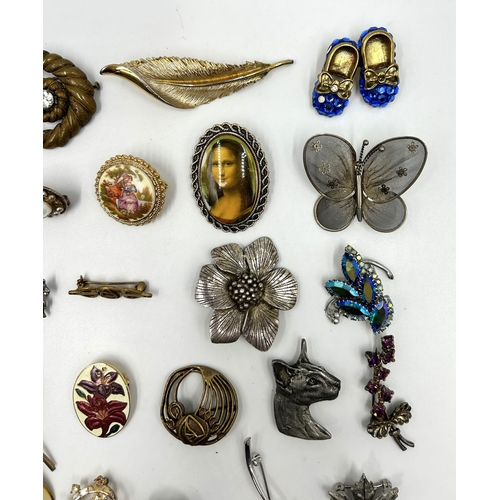 2113 - A collection of brooches