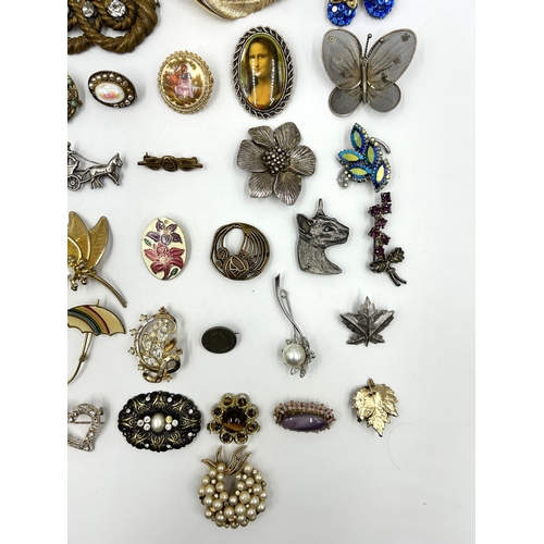 2113 - A collection of brooches