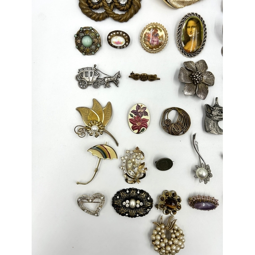 2113 - A collection of brooches