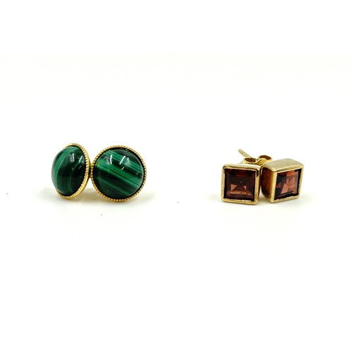 2122 - Two pairs of 9ct gold earrings, one malachite and one garnet - approx. gross weight 3.4g