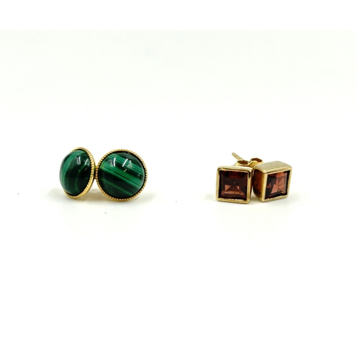 2122 - Two pairs of 9ct gold earrings, one malachite and one garnet - approx. gross weight 3.4g