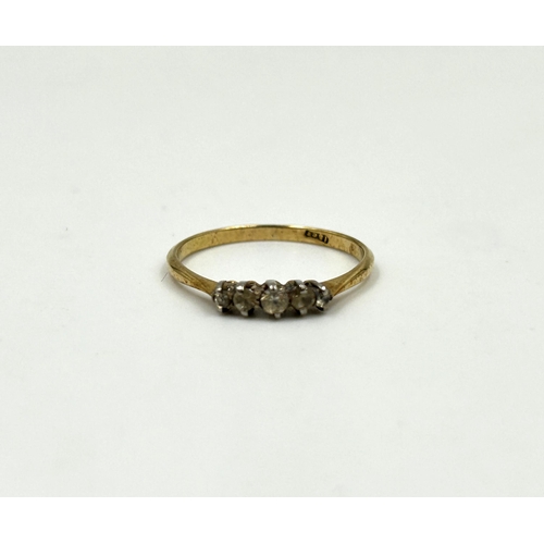 2125 - An 18ct gold five stone ring, size O½ - approx. gross weight 1.6g