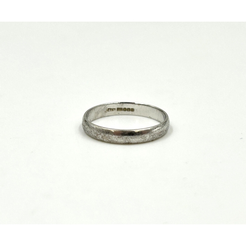 2130 - A hallmarked Sheffield 9ct white gold band ring, size O - approx. gross weight 1.8g