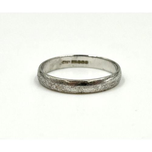 2130 - A hallmarked Sheffield 9ct white gold band ring, size O - approx. gross weight 1.8g