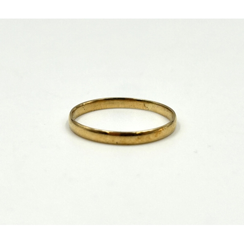 2133 - A Victorian hallmarked 18ct gold wedding band, size S - approx. gross weight 1.5g