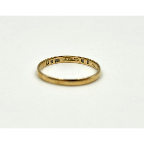 2133 - A Victorian hallmarked 18ct gold wedding band, size S - approx. gross weight 1.5g