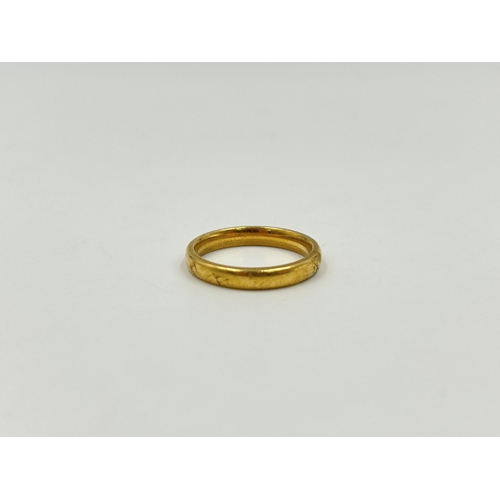 2134 - A hallmarked Birmingham 22ct gold wedding band, size Q - approx. gross weight 5.8g