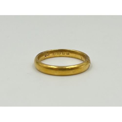 2134 - A hallmarked Birmingham 22ct gold wedding band, size Q - approx. gross weight 5.8g