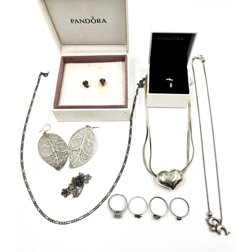 2138 - A collection of .925 silver jewellery to include two boxed pairs of Pandora earrings etc.