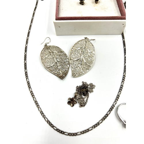 2138 - A collection of .925 silver jewellery to include two boxed pairs of Pandora earrings etc.