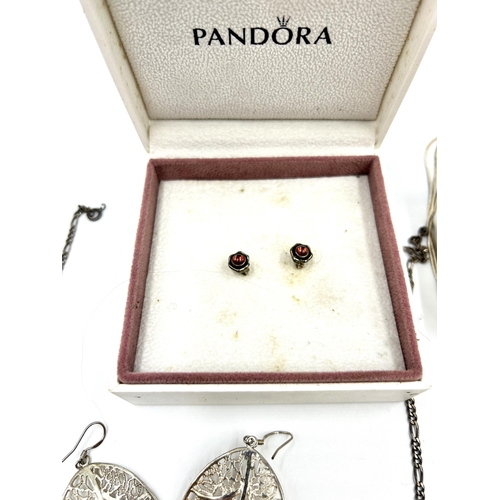 2138 - A collection of .925 silver jewellery to include two boxed pairs of Pandora earrings etc.