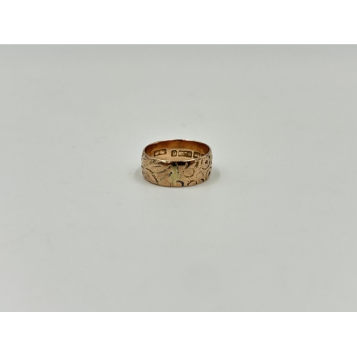 2147 - A hallmarked Birmingham 9ct rose gold foliate etched band ring, size J - approx. gross weight 3g