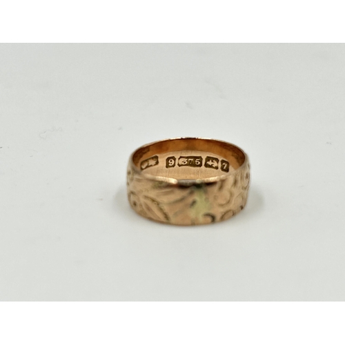 2147 - A hallmarked Birmingham 9ct rose gold foliate etched band ring, size J - approx. gross weight 3g