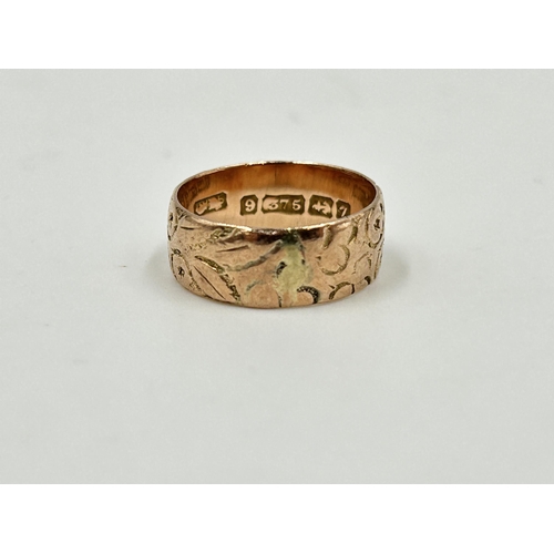 2147 - A hallmarked Birmingham 9ct rose gold foliate etched band ring, size J - approx. gross weight 3g