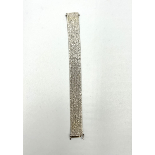 2154 - A mid 20th century hallmarked London 9ct white gold articulated textured 'brick effect' bracelet, da... 