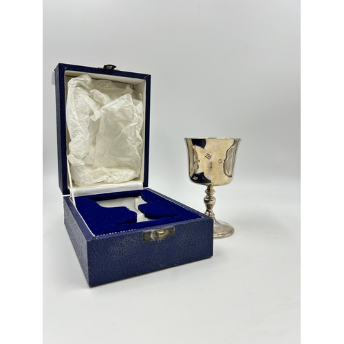 2238 - A cased Courtman Silver Ltd. hallmarked London silver goblet with gilded bowl, dated 1977 - approx. ... 