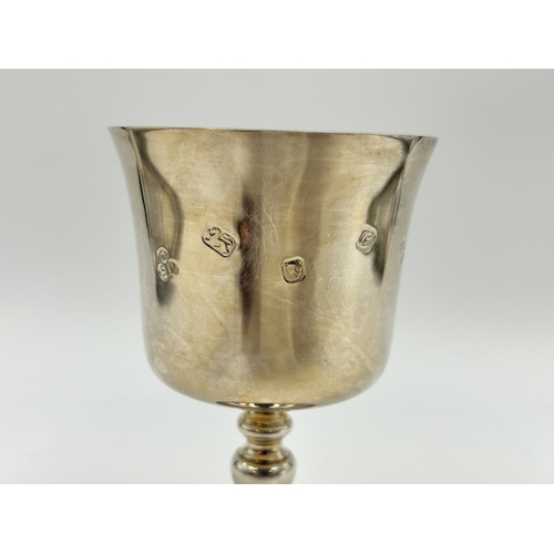 2238 - A cased Courtman Silver Ltd. hallmarked London silver goblet with gilded bowl, dated 1977 - approx. ... 