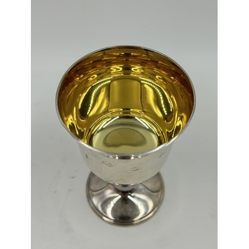 2238 - A cased Courtman Silver Ltd. hallmarked London silver goblet with gilded bowl, dated 1977 - approx. ... 