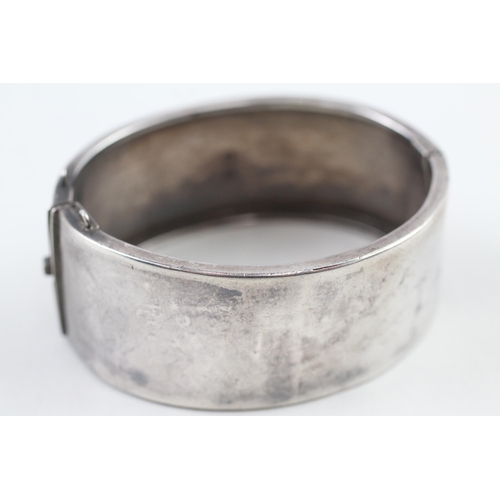 2100 - A hallmarked Birmingham silver etched bangle, dated 1933 - approx. gross weight 39g