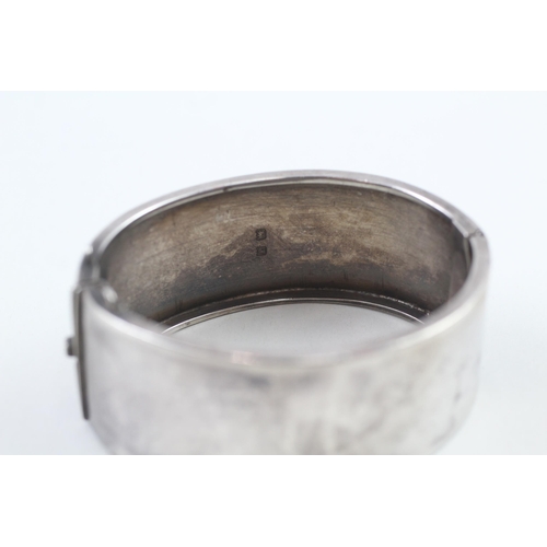 2100 - A hallmarked Birmingham silver etched bangle, dated 1933 - approx. gross weight 39g