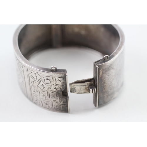 2100 - A hallmarked Birmingham silver etched bangle, dated 1933 - approx. gross weight 39g