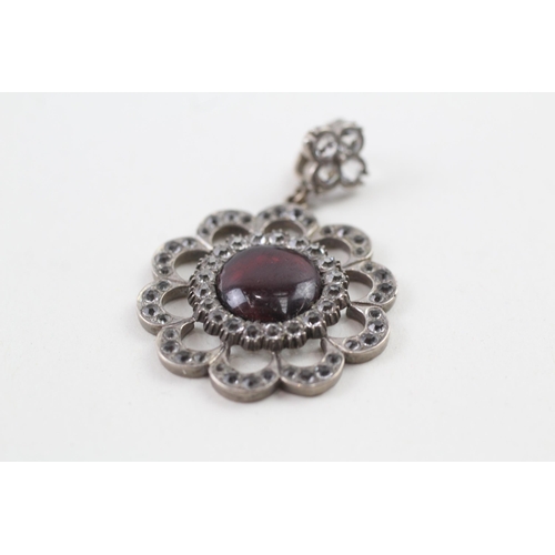 2105 - An antique sterling silver paste and red stone set floral pendant - approx. gross weight 5g