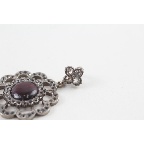 2105 - An antique sterling silver paste and red stone set floral pendant - approx. gross weight 5g