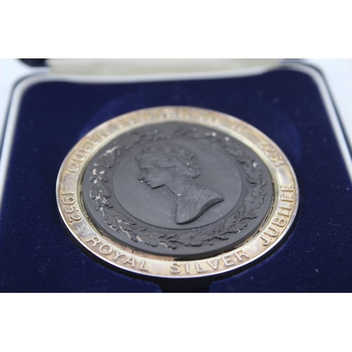 2237 - A boxed Wedgwood hallmarked sterling silver framed commemorative medallion - approx. gross weight 57... 