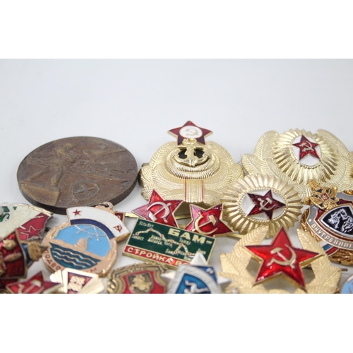 2277 - A collection of USSR military badges